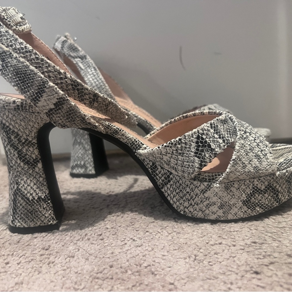 Chinese Laundry Snake-Print Platform Sandals in Black and White - Picture 5 of 5